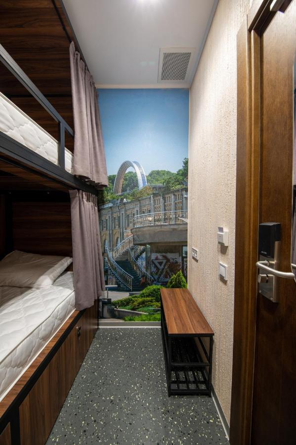 Misto Capsule Hotel Kiew Exterior foto